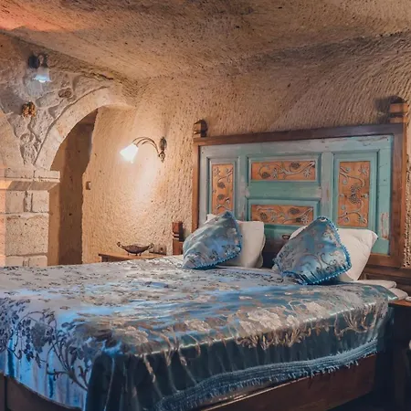 Serenus Cave Hotel *