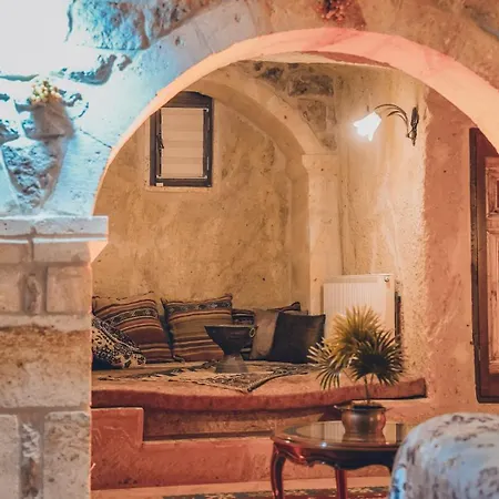 Serenus Cave Hotel *