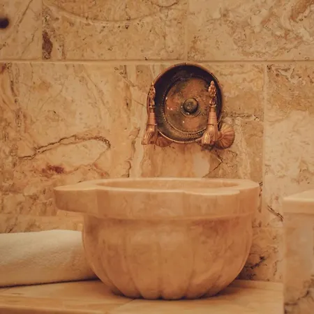 Serenus Cave Hotel *