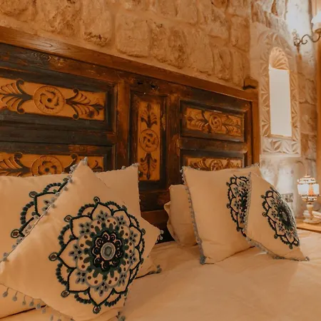Serenus Cave Hotel *
