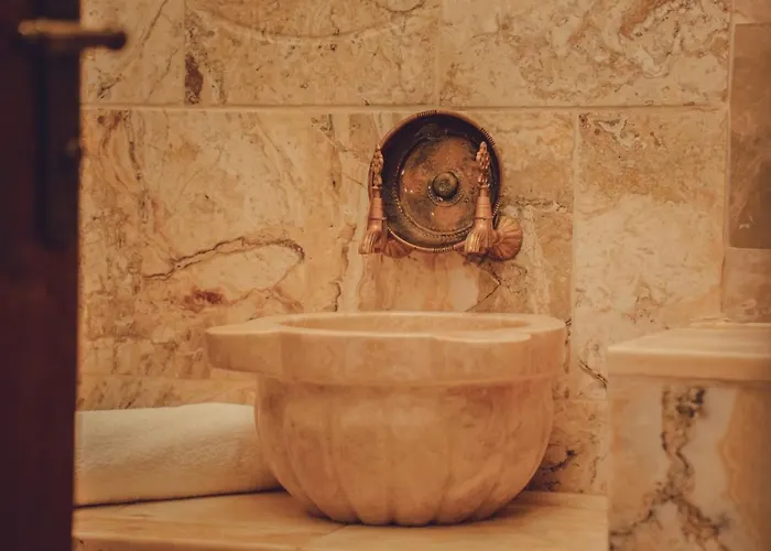 Serenus Cave Hotel *